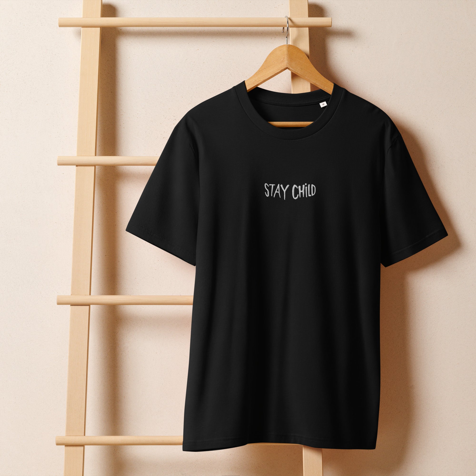 T-shirt col côtelé bio unisexe noir – Stay Child, Fuso